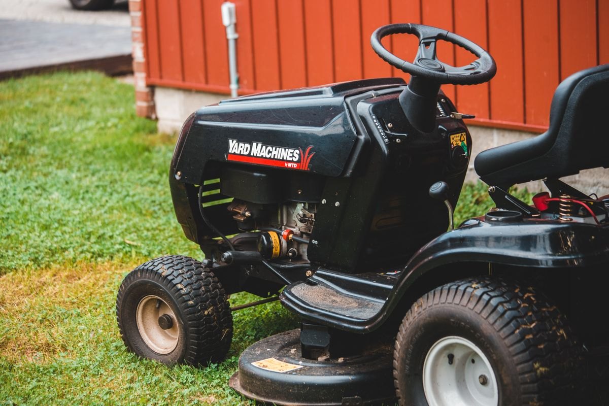 Lawn & Landscaping crew on a job